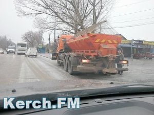 В Аршинцево начали посыпать дорогу песком