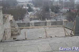 На Митридатской лестнице в Керчи ветер повалил ограждения