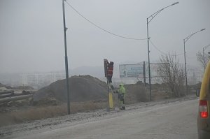 На шоссе Героев Сталинграда устанавливают новый дорожный знак