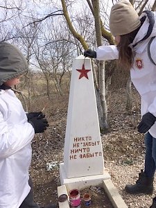 Крымские студенты облагородили памятники погибшим в ВОв и посетили ветеранов