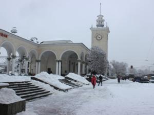 165 дворников стараются убрать снег на улицах Симферополя