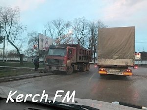 В Керчи на пересечении Вокзального шоссе-Годыны грузовик повредил колесо