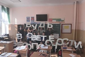 Симферопольские инспекторы ГИБДД популяризируют световозвращающие элементы