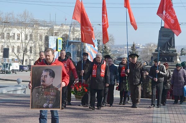 Коммунисты Севастополя пришли к Мемориалу защитникам города, чтобы почтить память И.В. Сталина