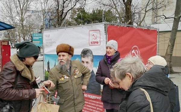 Новороссийск: активисты КПРФ прводят агитацию при помощи "кубов"