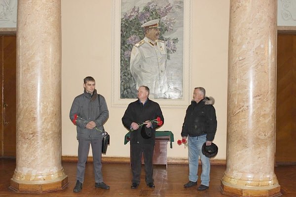 В Волгограде коммунисты почтили память Иосифа Виссарионовича Сталина
