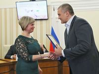 Сергей Аксёнов раздал награды по случаю Международного женского дня
