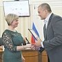 Сергей Аксёнов раздал награды по случаю Международного женского дня