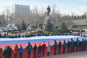 В Севастополе под государственный гимн развернули 50-метровый триколор