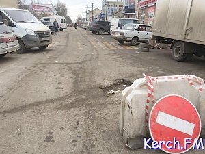 В Керчи на Пролетарской частично перекрыли дорожное движение