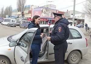 В Керчи сотрудники ГИБДД останавливали автоледи и дарили им цветы