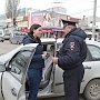 В Керчи сотрудники ГИБДД останавливали автоледи и дарили им цветы