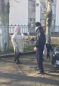 В Ленинском районе сотрудники ГИБДД останавливали автоледи и дарили им цветы