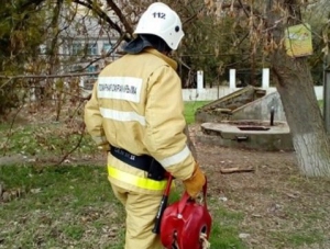 Крымские спасатели достали мужчину из 10-метрового колодца