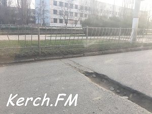 На вокзальном шоссе в Керчи невозможно объехать яму, — водители