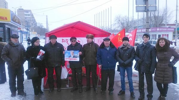 В Волгограде прошли красные пикеты "За честные выборы"
