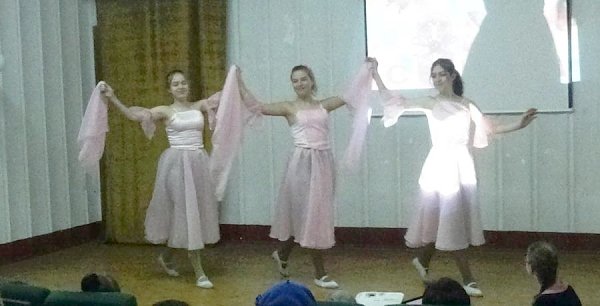 Пионеры Приморского края организовали праздник для женщин