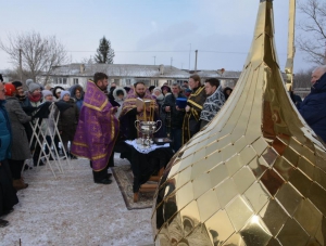 В Белогорске освятили накупольный крест часовни