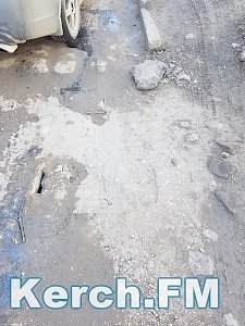 В Керчи машина из-за ямы во дворе повредила картер двигателя