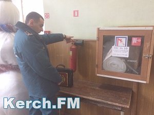 В Керчи сотрудники МЧС проверили избирательные участки на пожарную безопасность