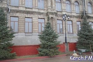 У гимназии Короленко частично отремонтировали обрушенную подпорную стенку