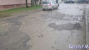 В Керчи на улице Ворошилова засыпали ямы асфальтовой крошкой