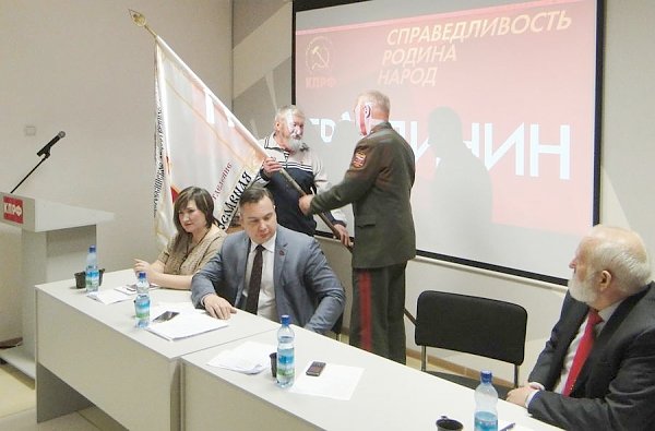 В избирательный штаб Павла Грудинина передали знамя Амурского движения «Россия Православная»