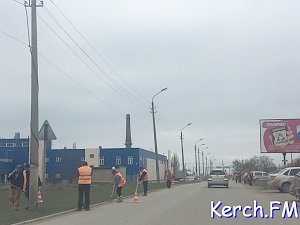 В Керчи коммунальщики убирают обочины дорог