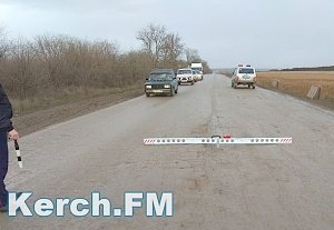В Ленинском районе сотрудники ГИБДД измеряют ямы на дорогах