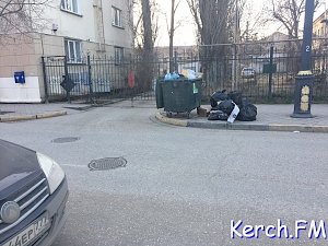 На Дубинина в Керчи устроили свалку мусора на тротуаре