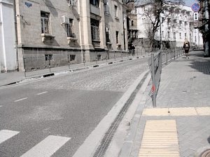 Мостовая на улице Василия Кучера после ремонта разваливается
