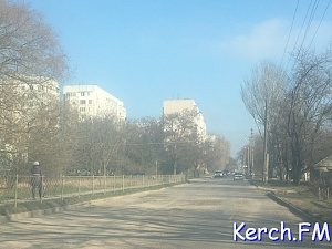 В Керчи ямы на Кирова и Горьковском мосту засыпали асфальтной крошкой