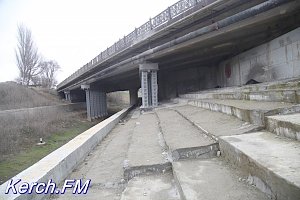 Из-под отремонтированных опор моста на Партизанском уходит грунт