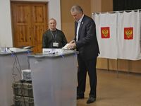 Сергей Аксёнов проголосовал на выборах Президента РФ, прибыв на избирательный участок первым