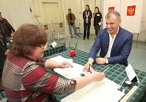 Спикер крымского парламента Владимир Константинов принял участие в голосовании