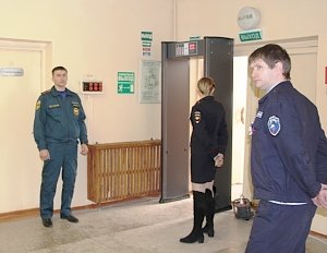 Крымские спасатели обеспечивают безопасность на выборах президента РФ