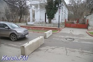 На Театральной в Керчи поставили бетонные блоки