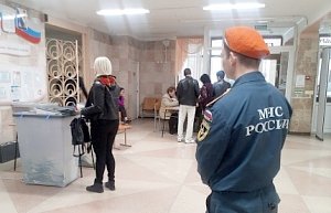 Севастопольские спасатели обеспечивают пожарную безопасность проведения выборов