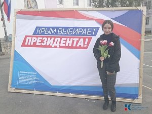 В день выборов президента РФ в Крыму женщинам дарили цветы