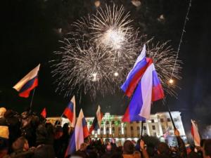 Праздничный концерт в честь 4-й годовщины воссоединения Крыма с Россией идёт в центре столицы Крыма