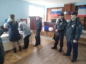 Крымские полицейские охраняют порядок на выборах Президента России