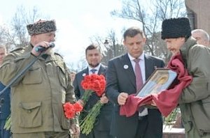 Крымские казаки подарили Захарченко икону святителя Луки Крымского