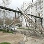 Ураганный ветер в Севастополе уже начал ломать деревья