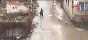 В Керчи пожилые люди идут по болоту к своим домам