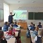 В преддверии каникул автоинспекторы Севастополя проводят «уроки безопасности» для школьников и вручают им световозвращающие нарукавные повязки