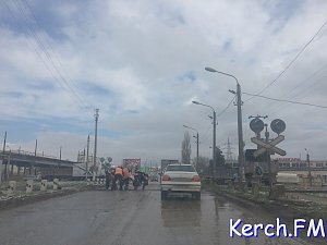 В Керчи по дороге из Аршинцево образовалась огромная пробка из-за работ на ж/д переезде