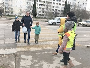 В Севастополе первые «родительские патрули» вышли на маршруты движения детей в школу