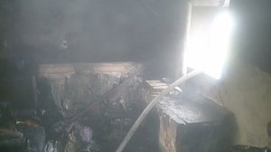 Крымские пожарные предотвратили взрыв газовых баллонов во время пожара в частном жилом доме
