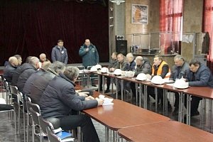 В Керчи сотрудники МЧС тренировались тушить торговый порт после землетрясения