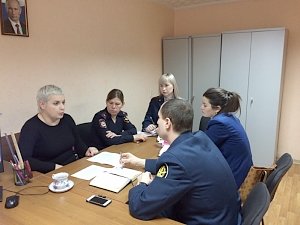 Севастопольские полицейские совместно с представителями прокуратуры, ФСИН и здравоохранения обсудили за круглым столом проблемы наркомании между подростков